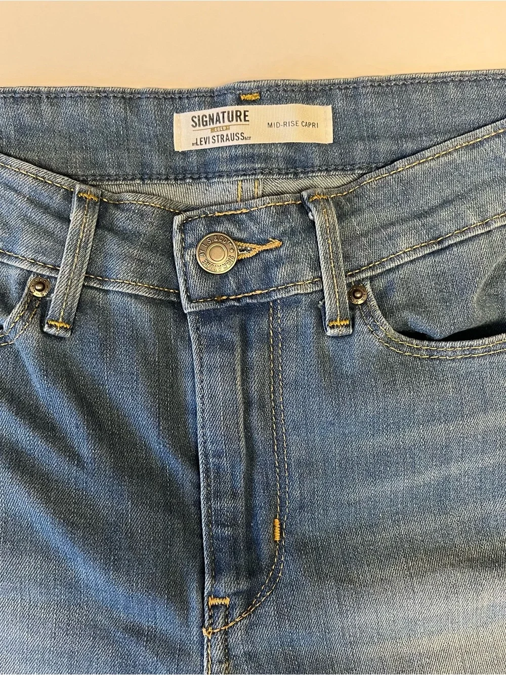 Womens Levis Size 2 Mid-Rise Capri jeans Cuffed Stretch Cuffed Signature Gold